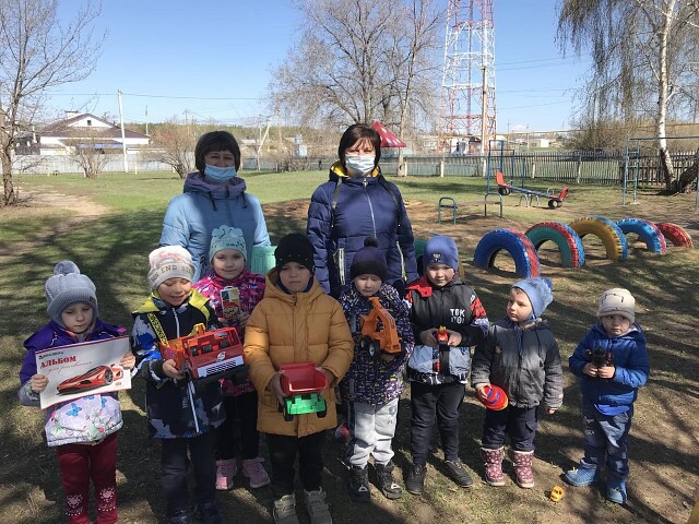Екатериновская библиотека совместно с волонтёрами культуры организовали сбор игрушек и канцелярских товаров для ребят детского сада «Ручеёк»